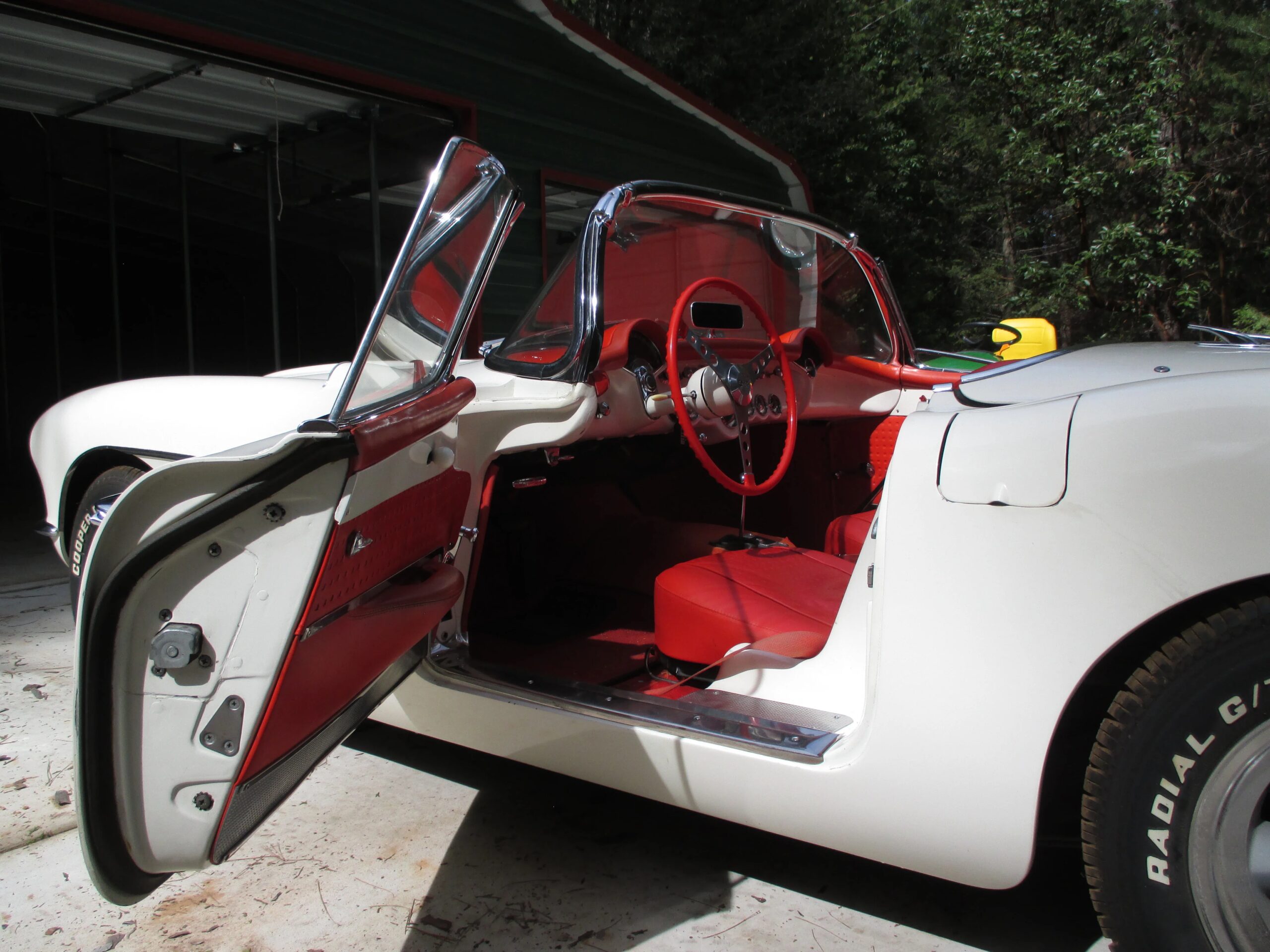 Chevrolet-Corvette-1956-White-Red-3