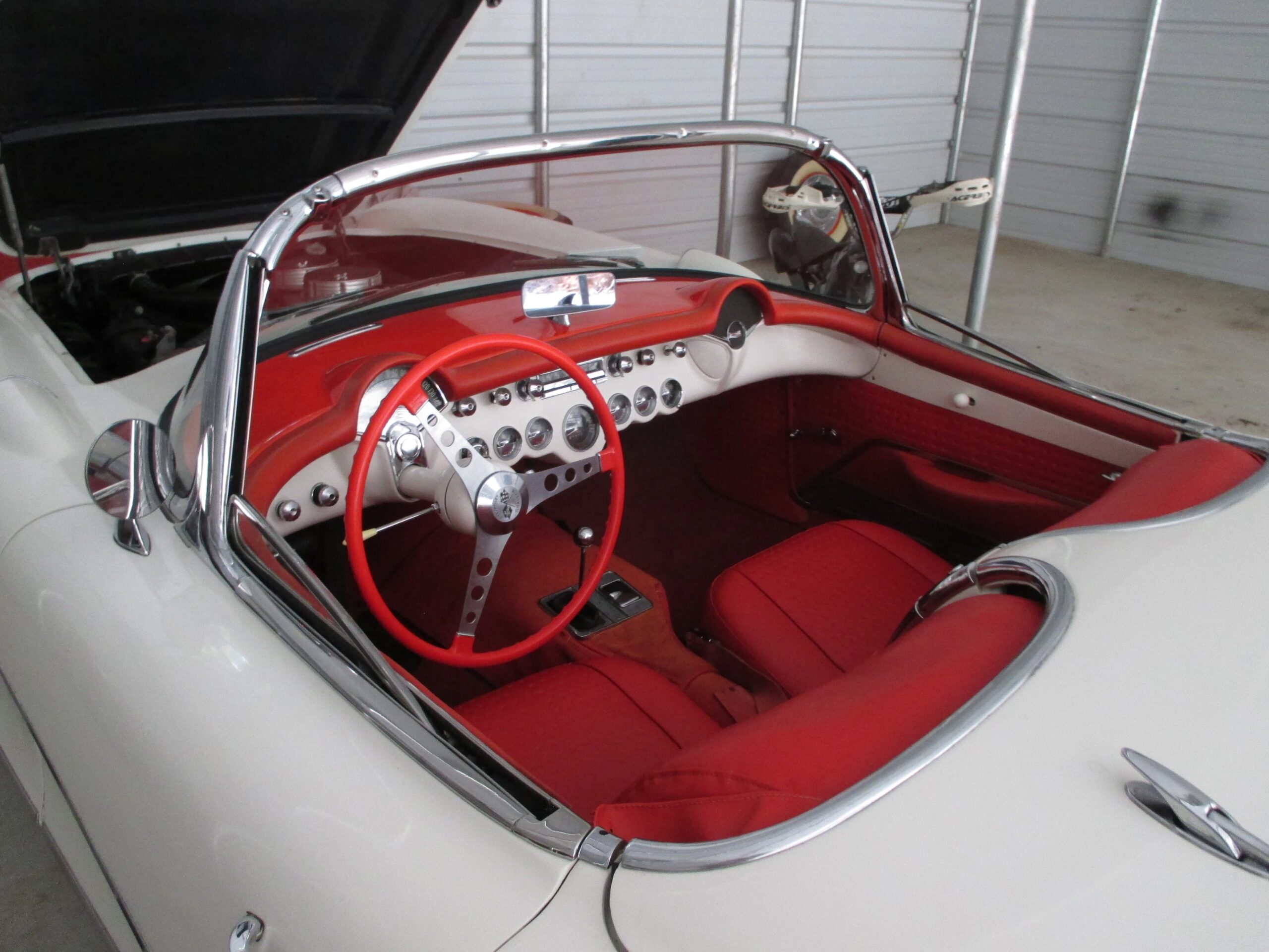 Chevrolet-Corvette-1956-White-Red