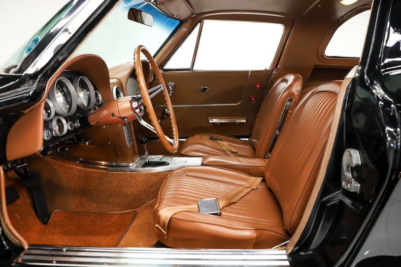 Chevrolet-Corvette-1963-Tuxedo-Black-Saddle-Tan-1