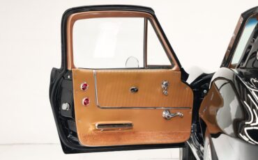 Chevrolet-Corvette-1963-Tuxedo-Black-Saddle-Tan-14