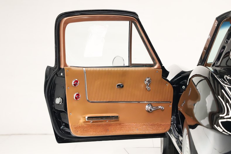 Chevrolet-Corvette-1963-Tuxedo-Black-Saddle-Tan-14