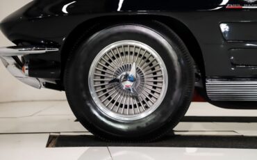 Chevrolet-Corvette-1963-Tuxedo-Black-Saddle-Tan-2