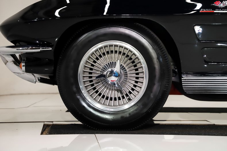 Chevrolet-Corvette-1963-Tuxedo-Black-Saddle-Tan-2