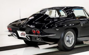 Chevrolet-Corvette-1963-Tuxedo-Black-Saddle-Tan-24