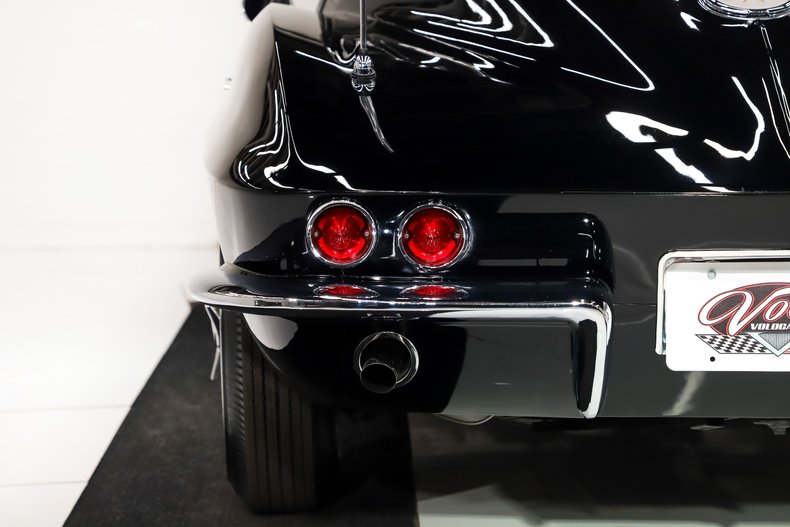 Chevrolet-Corvette-1963-Tuxedo-Black-Saddle-Tan-45