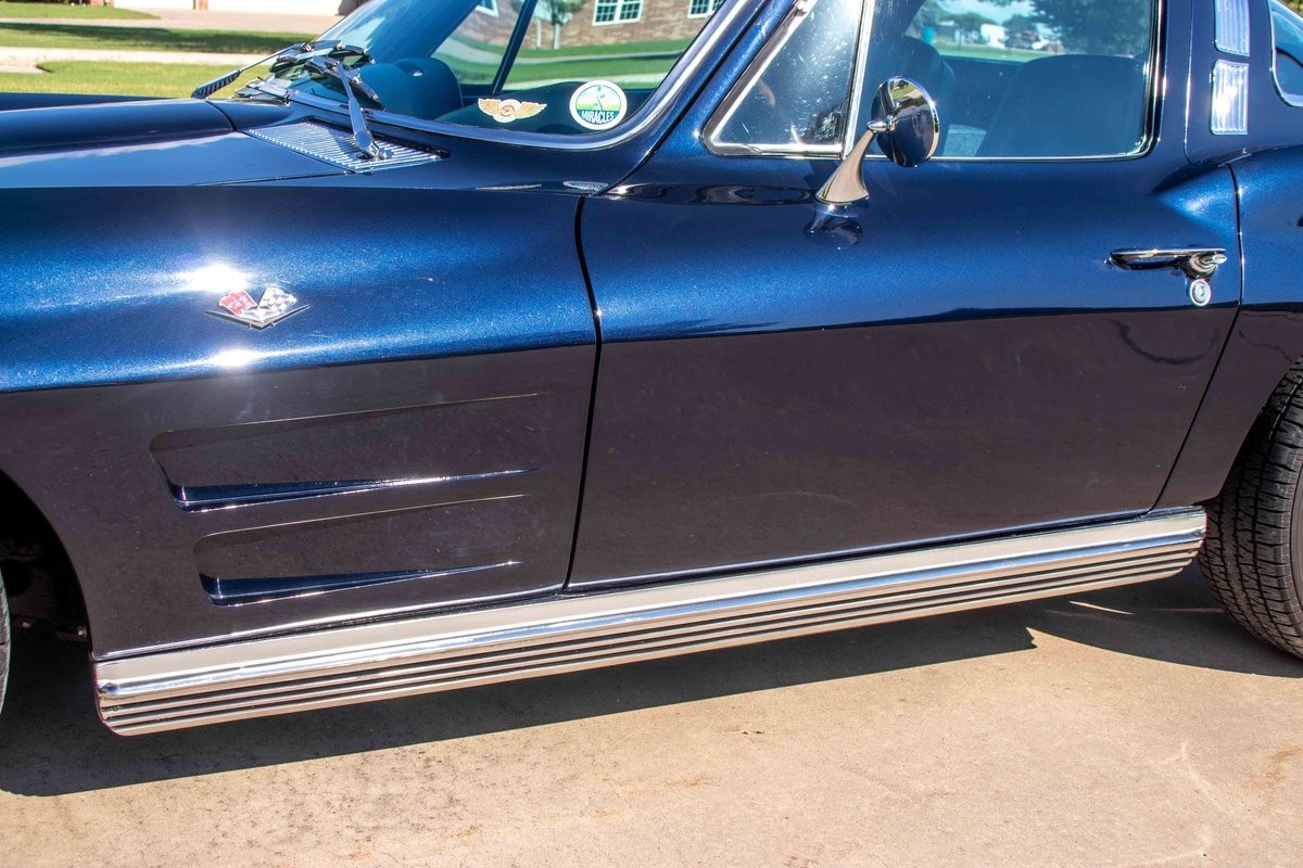 Chevrolet-Corvette-1964-Coupe-2