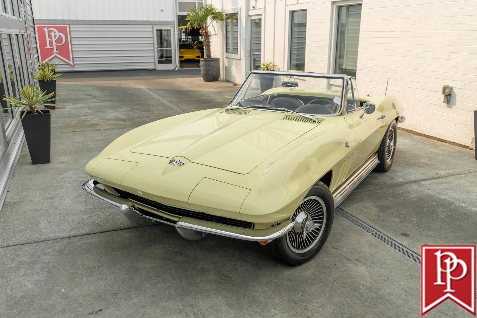 Chevrolet-Corvette-1965-Convertible-1