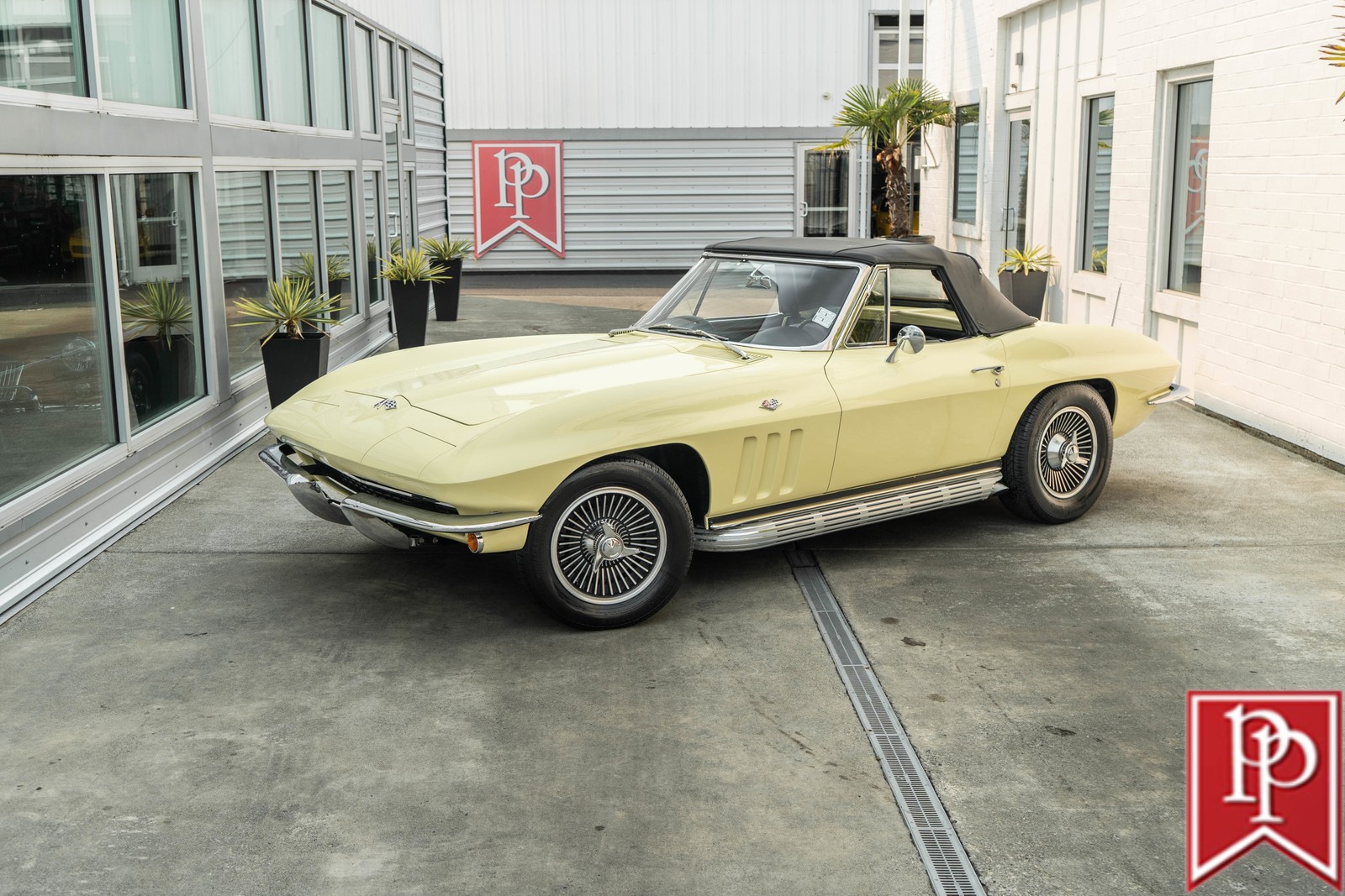 Chevrolet-Corvette-1965-Convertible-10