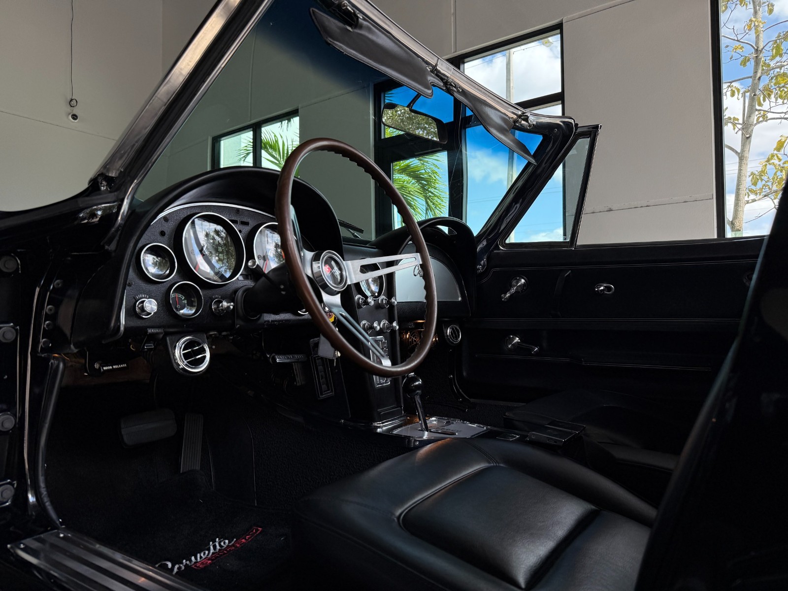 Chevrolet-Corvette-1965-Convertible-36