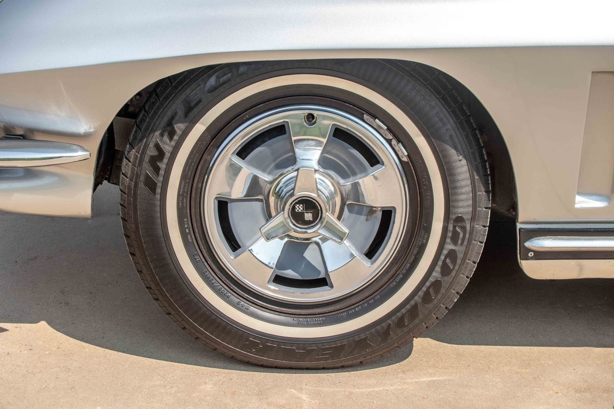 Chevrolet-Corvette-1965-Coupe-10