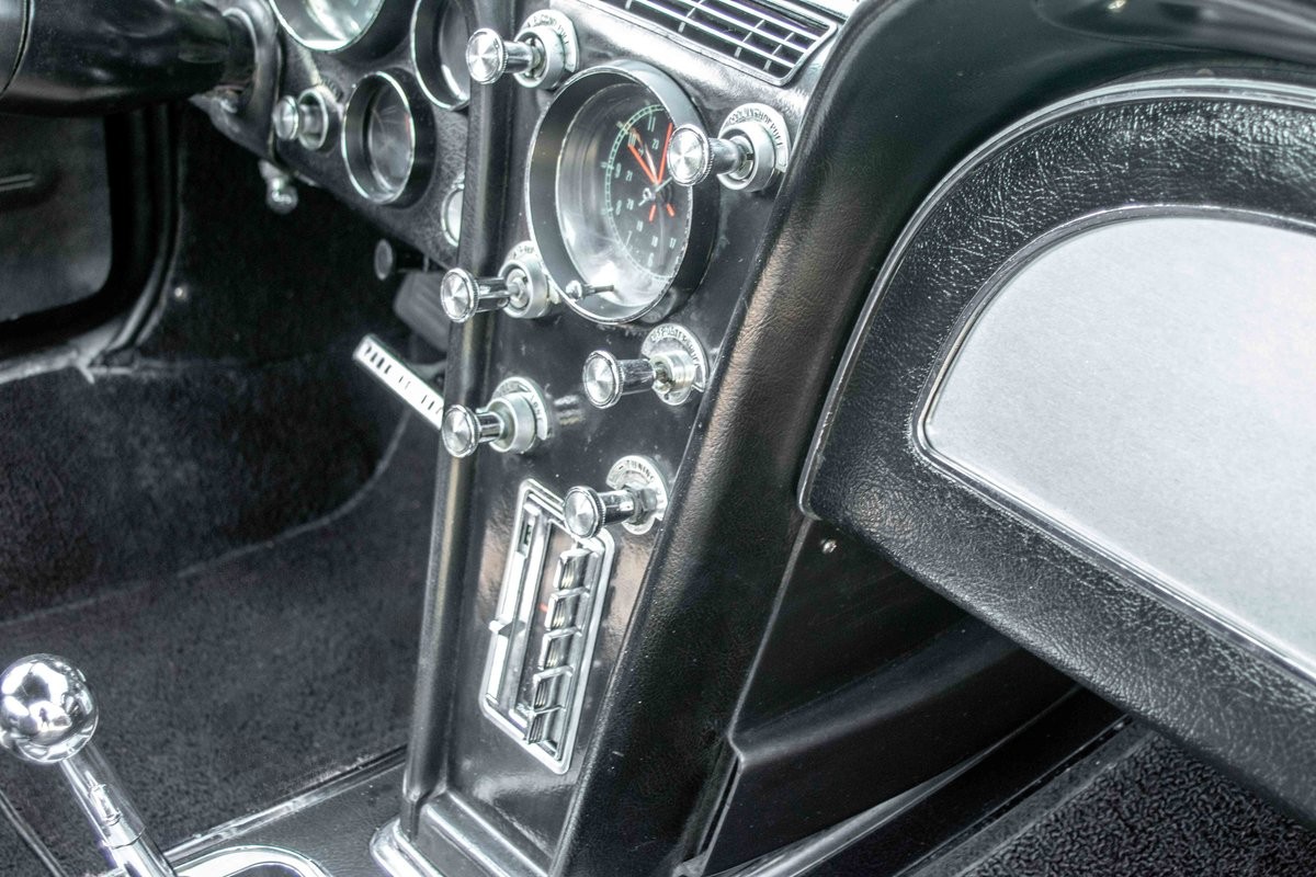 Chevrolet-Corvette-1965-Coupe-31