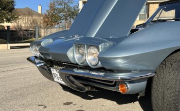 Chevrolet-Corvette-1965-SilverBlue-Black-10