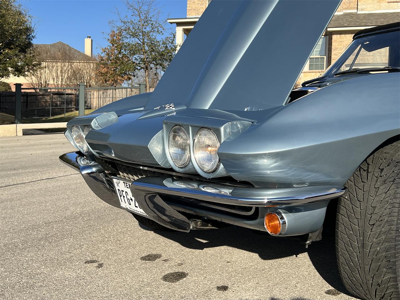 Chevrolet-Corvette-1965-SilverBlue-Black-10