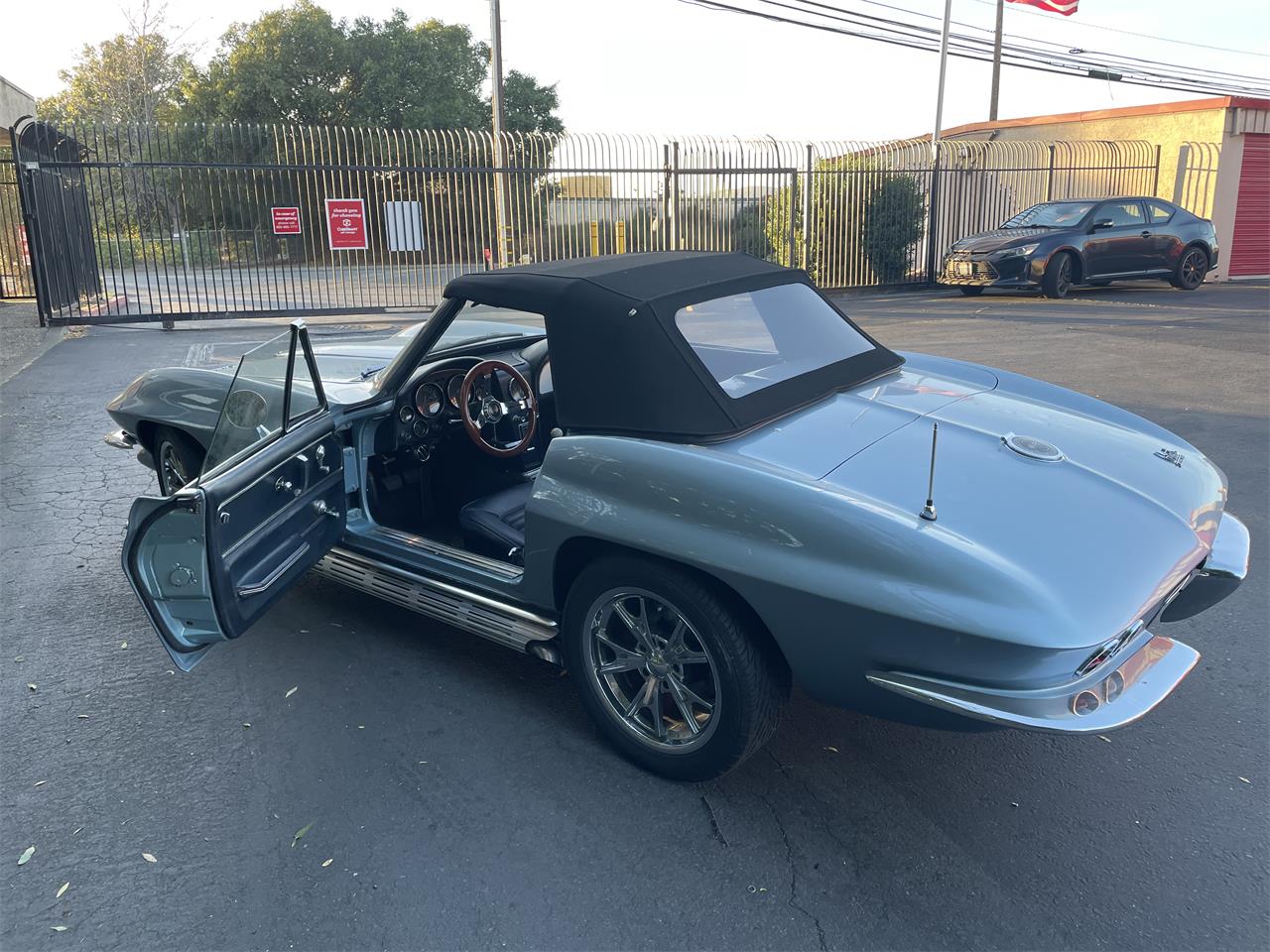 Chevrolet-Corvette-1965-SilverBlue-Black-4