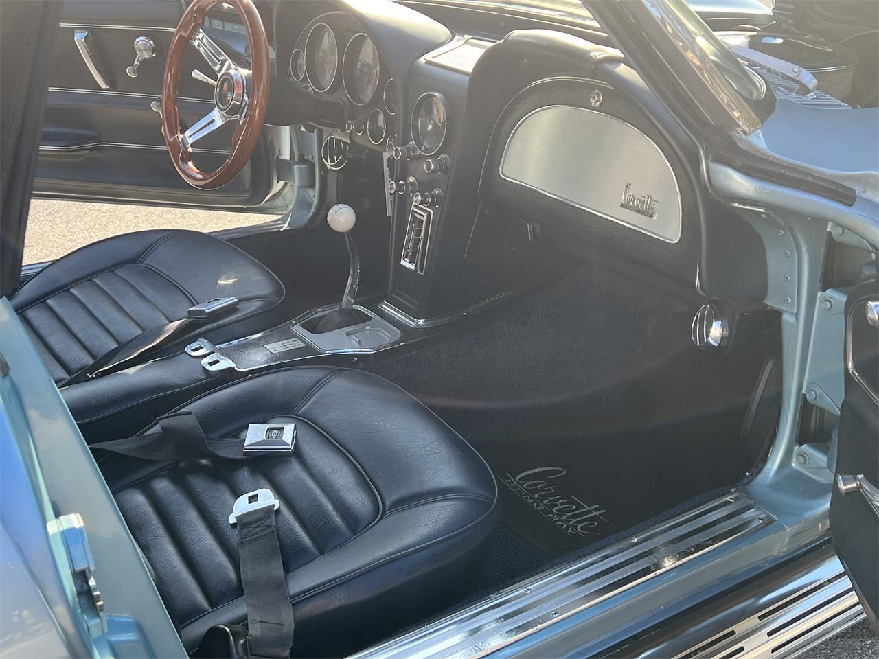Chevrolet-Corvette-1965-SilverBlue-Black-9