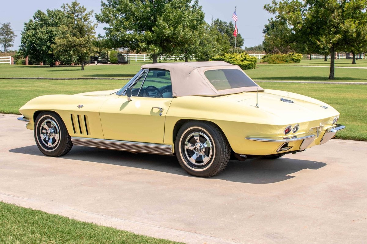 Chevrolet-Corvette-1966-Convertible-1
