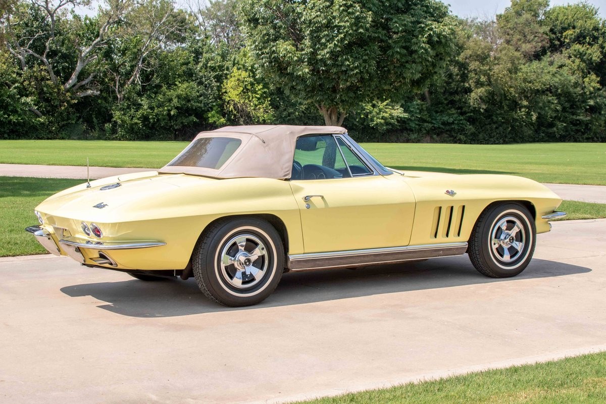 Chevrolet-Corvette-1966-Convertible-10