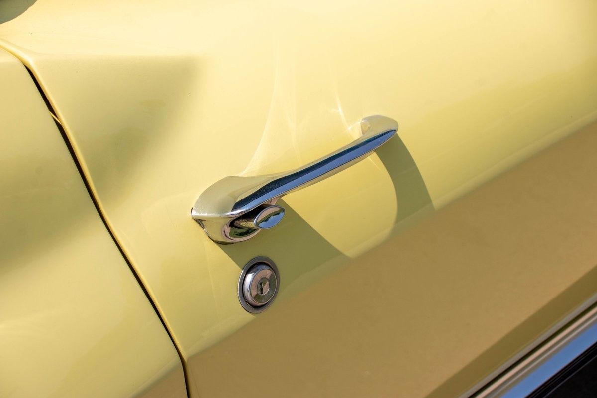 Chevrolet-Corvette-1966-Convertible-12