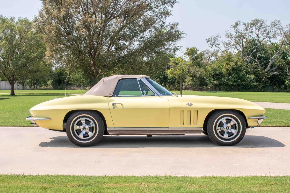 Chevrolet-Corvette-1966-Convertible-13