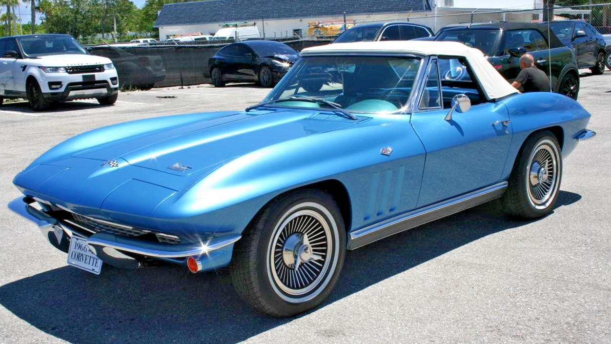 Chevrolet-Corvette-1966-Convertible-13