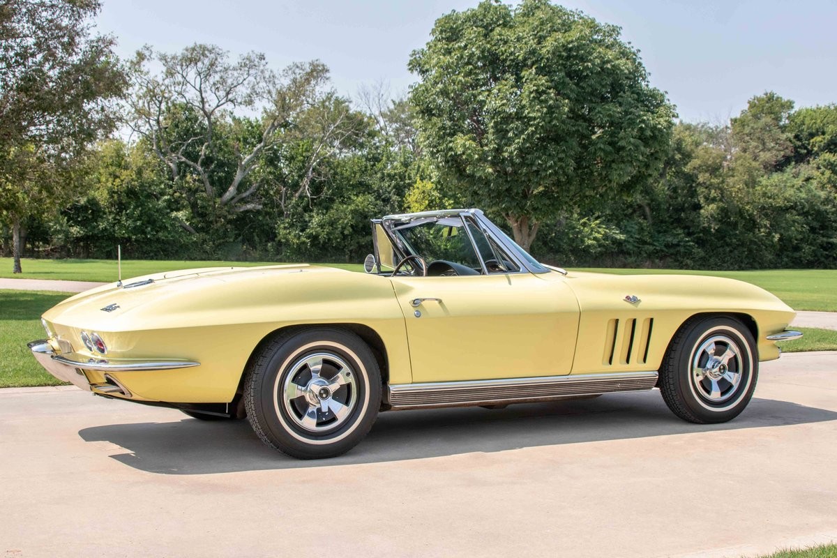 Chevrolet-Corvette-1966-Convertible-14