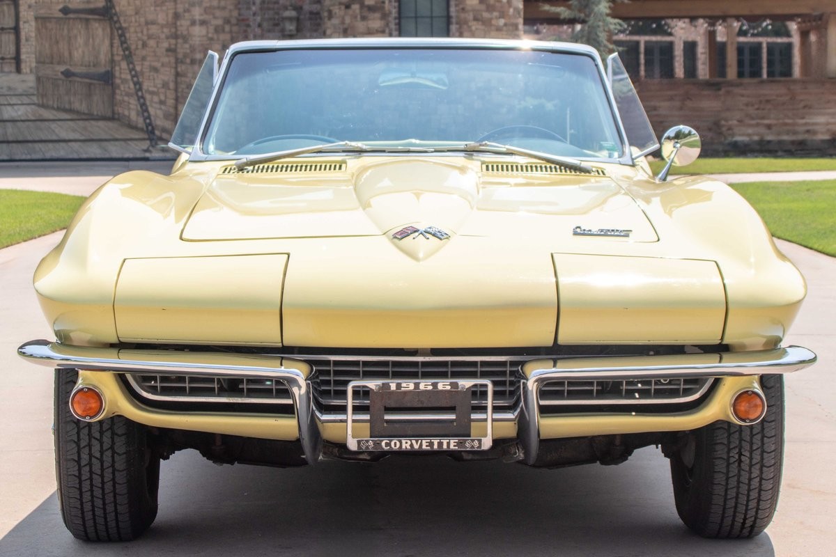 Chevrolet-Corvette-1966-Convertible-15