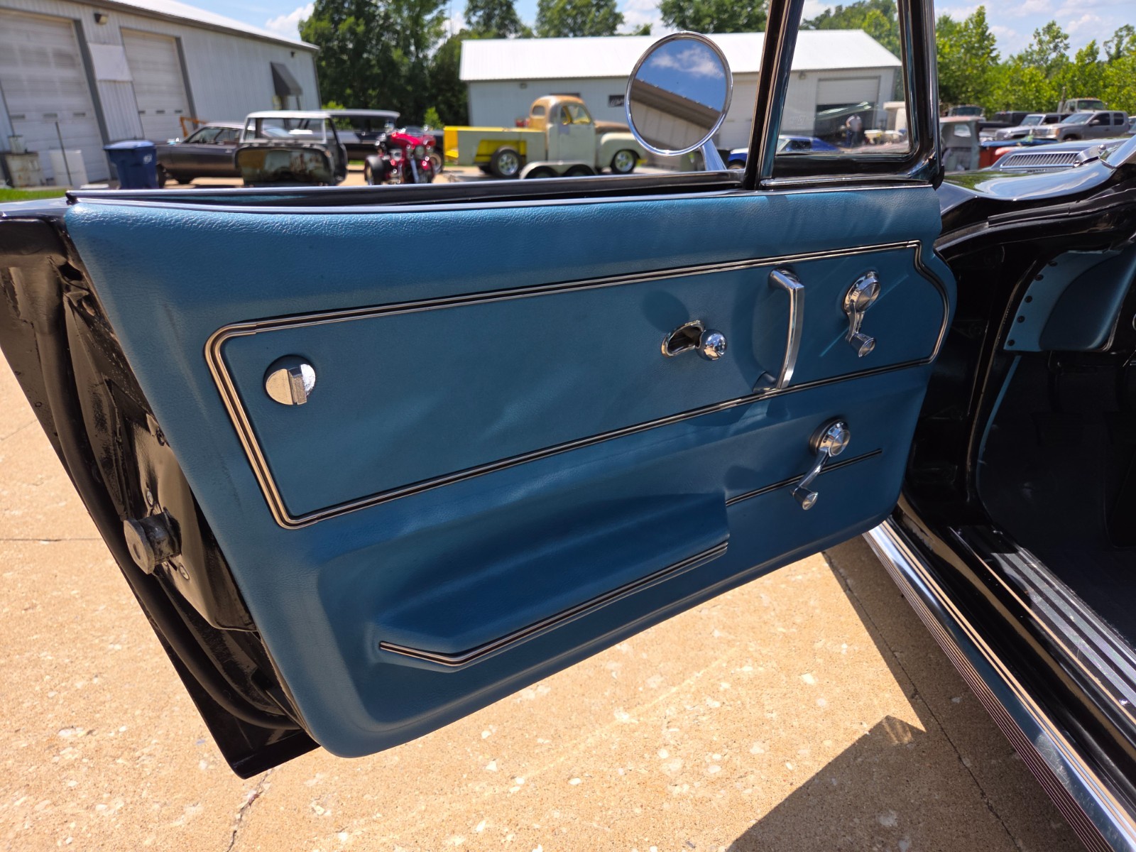 Chevrolet-Corvette-1966-Convertible-17