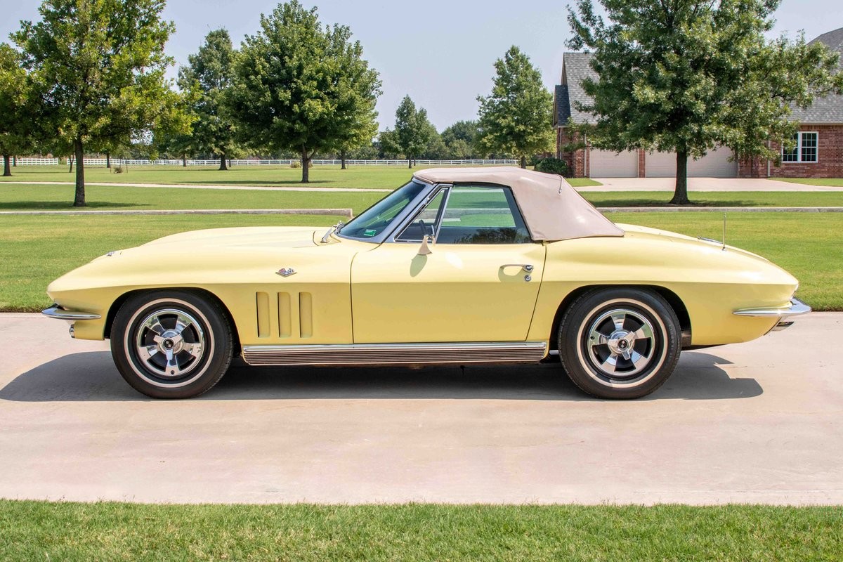 Chevrolet-Corvette-1966-Convertible-2