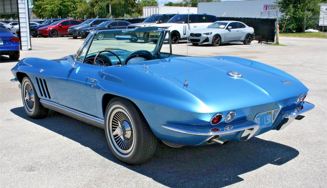 Chevrolet-Corvette-1966-Convertible-2