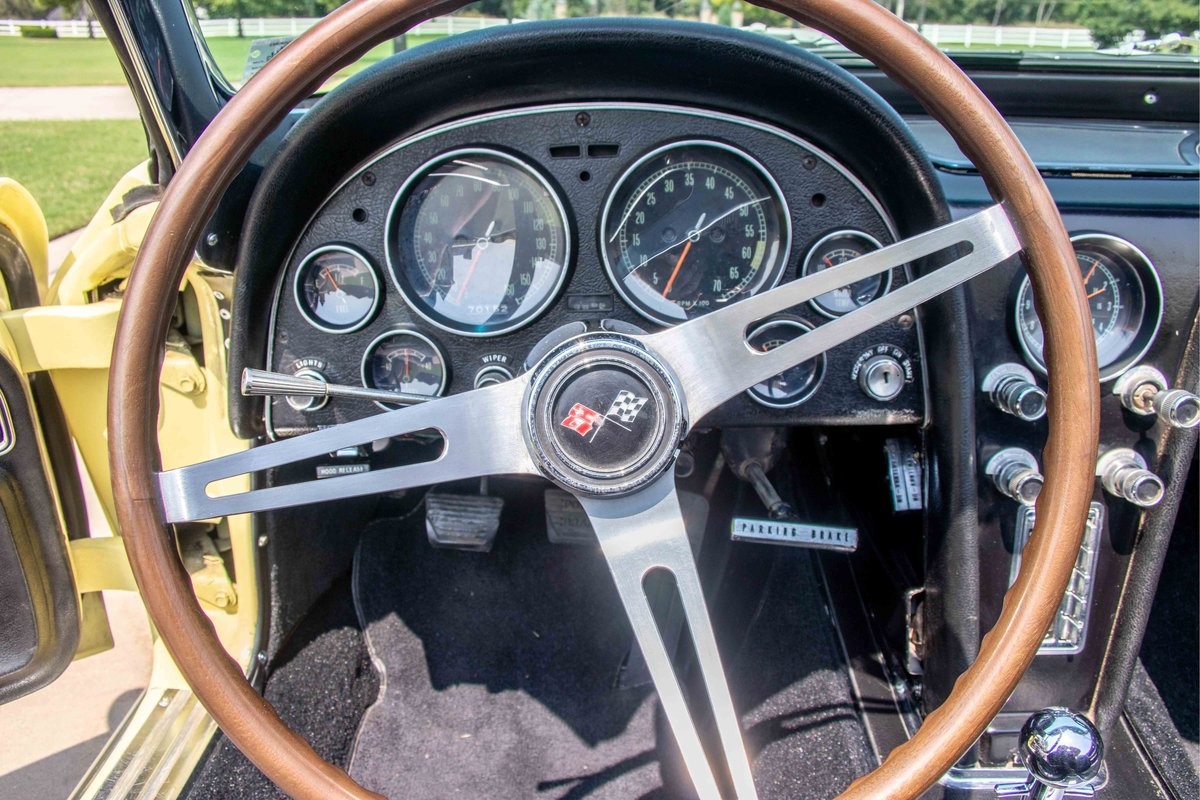 Chevrolet-Corvette-1966-Convertible-23