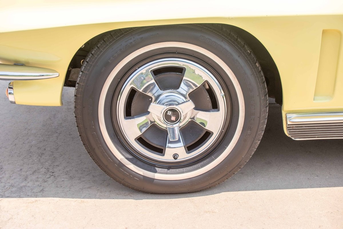 Chevrolet-Corvette-1966-Convertible-4