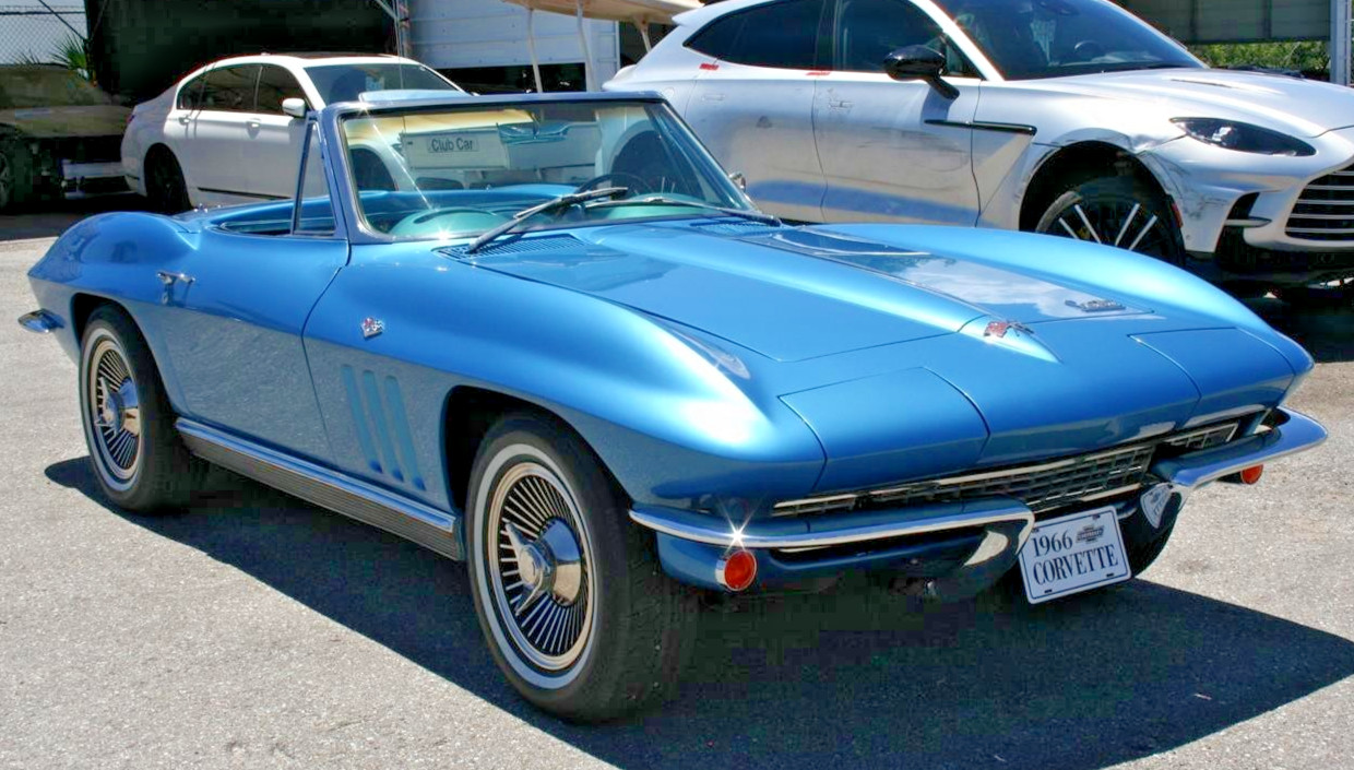 Chevrolet-Corvette-1966-Convertible-4