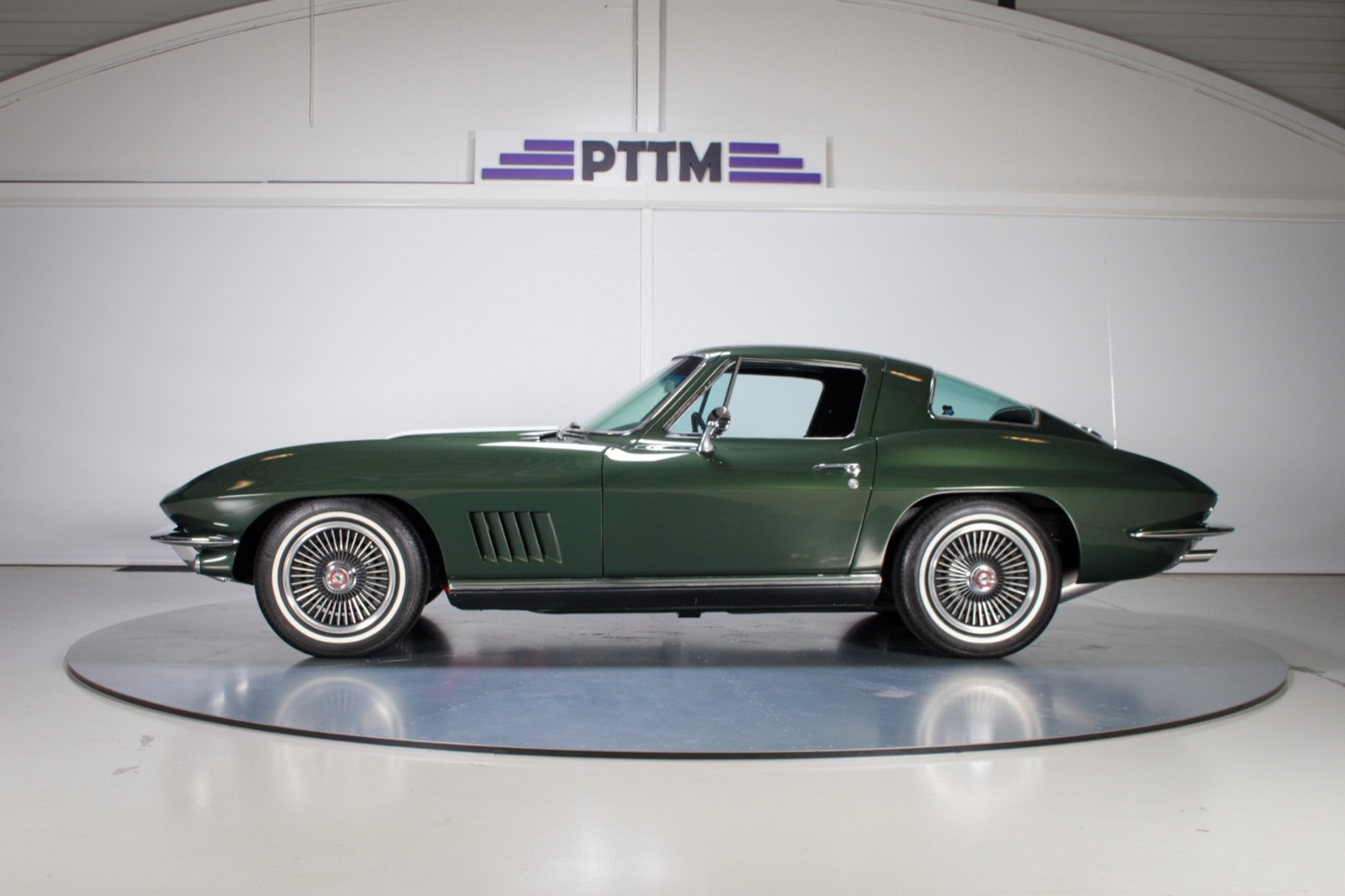 Chevrolet-Corvette-1967-Coupe-2