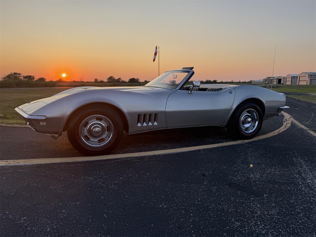 Chevrolet-Corvette-1968-Silver-Black-12
