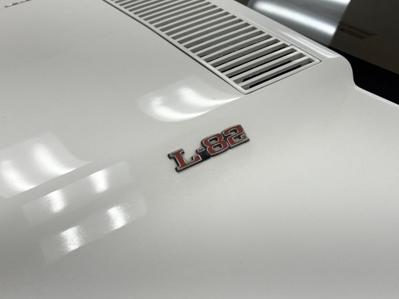 Chevrolet-Corvette-1973-Classic-White-Medium-Saddle-17