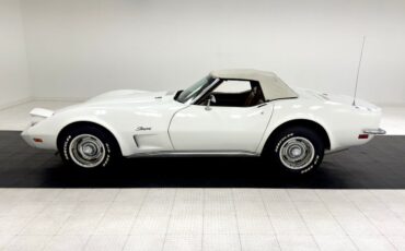Chevrolet-Corvette-1973-Classic-White-Medium-Saddle-3