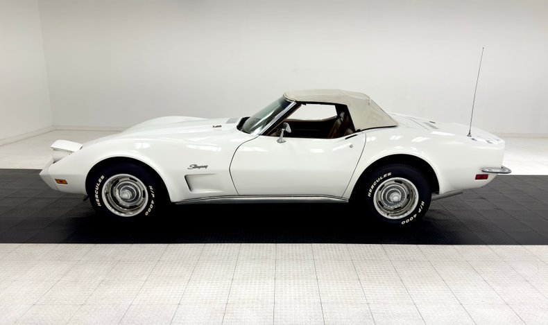 Chevrolet-Corvette-1973-Classic-White-Medium-Saddle-3
