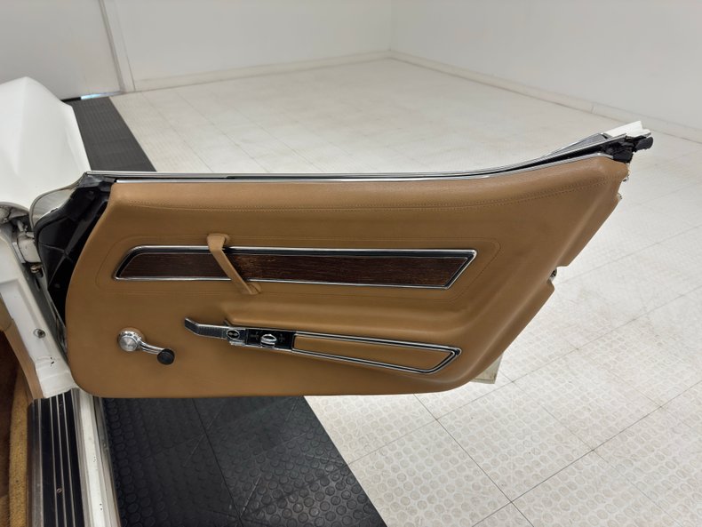 Chevrolet-Corvette-1973-Classic-White-Medium-Saddle-42