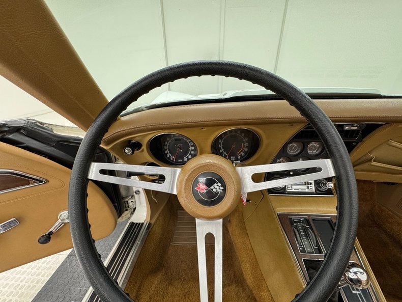 Chevrolet-Corvette-1973-Classic-White-Medium-Saddle-48