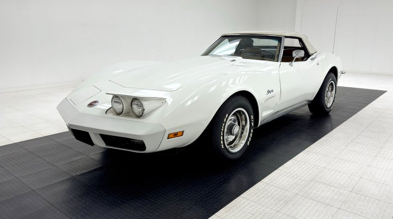 Chevrolet-Corvette-1973-Classic-White-Medium-Saddle