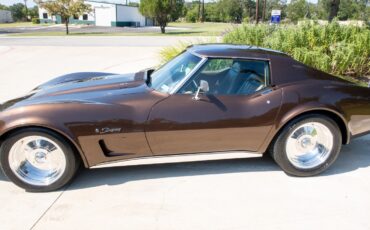Chevrolet-Corvette-1974-Coupe-2
