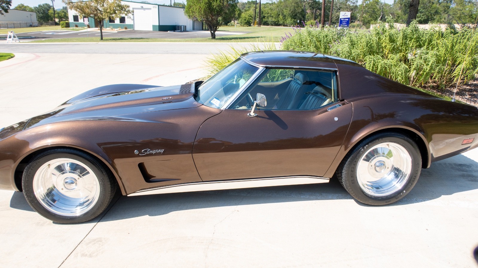 Chevrolet-Corvette-1974-Coupe-2