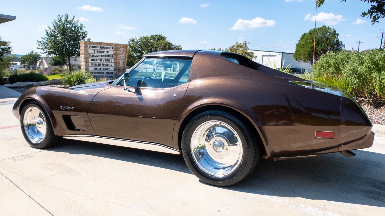 Chevrolet-Corvette-1974-Coupe-3