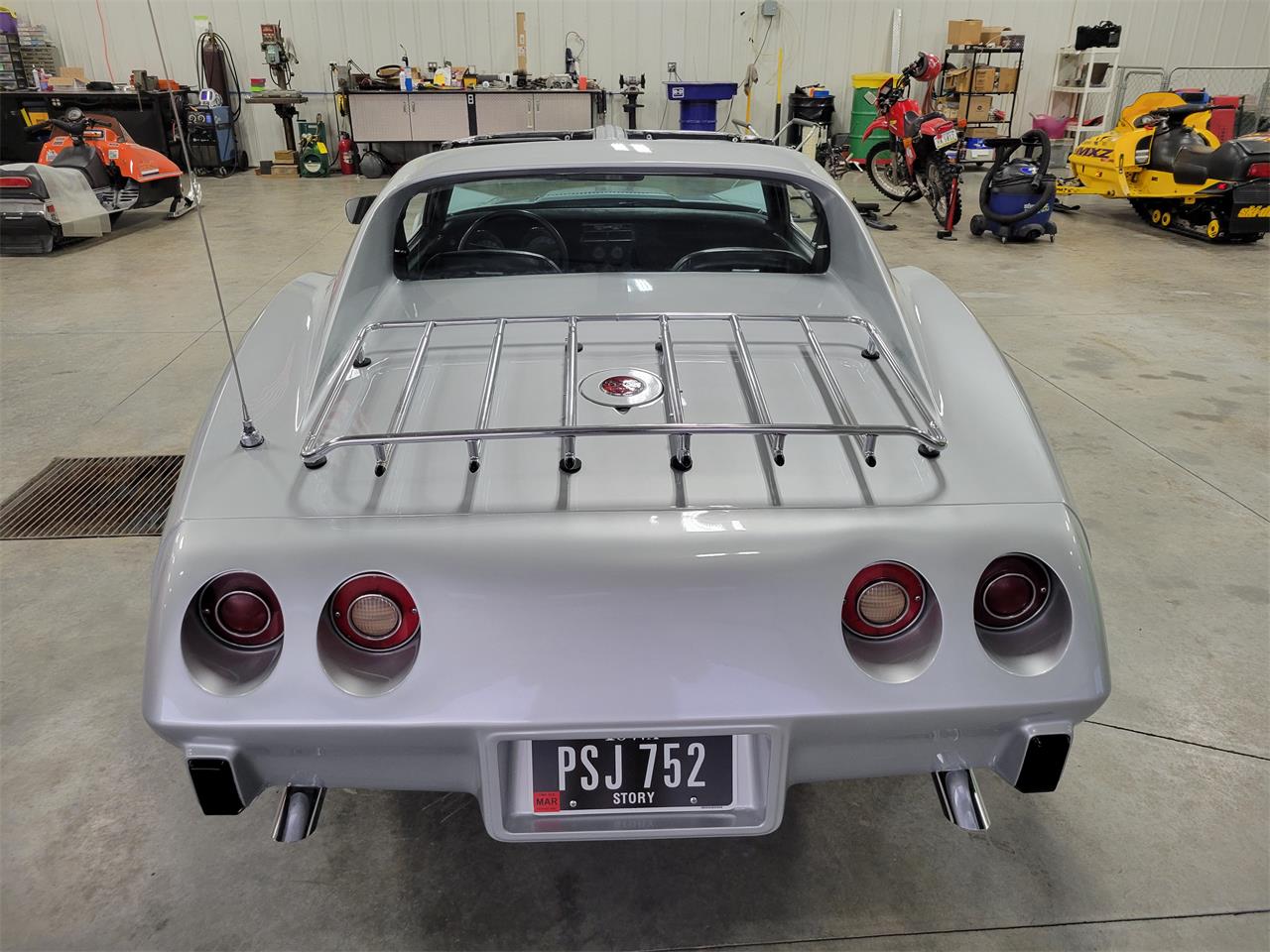 Chevrolet-Corvette-1976-Silver-Black-10