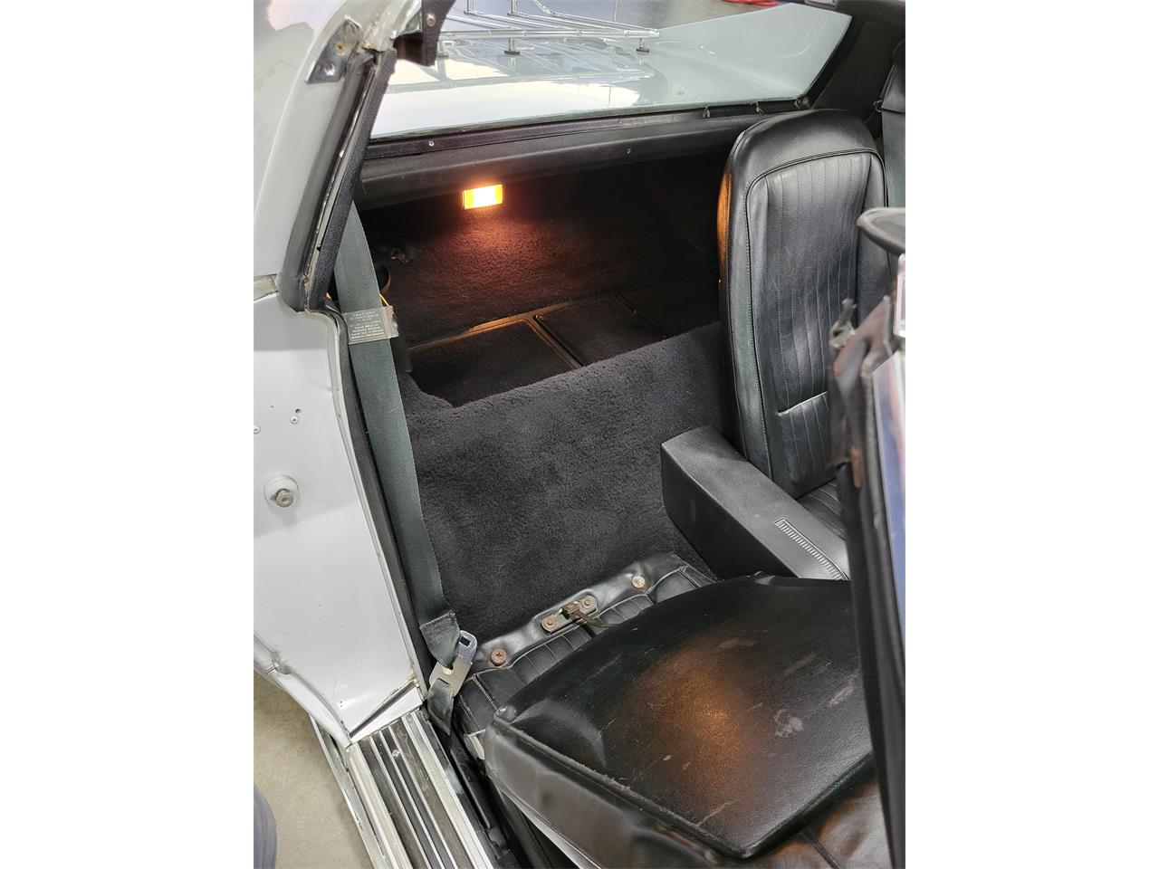 Chevrolet-Corvette-1976-Silver-Black-3