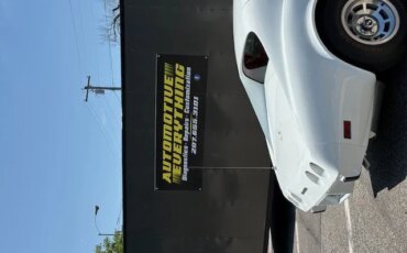 Chevrolet-Corvette-1977-White-Red-2