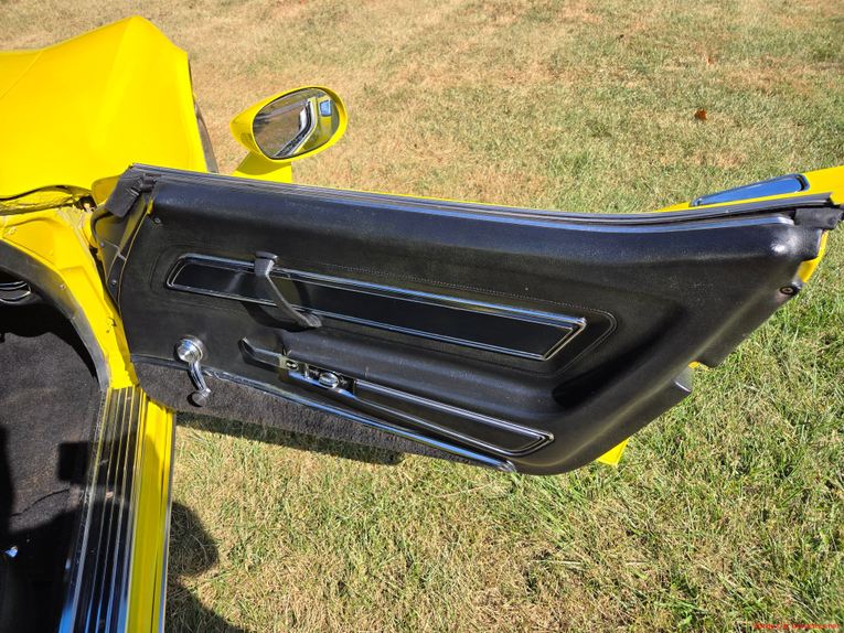 Chevrolet-Corvette-1977-Yellow-Black-18