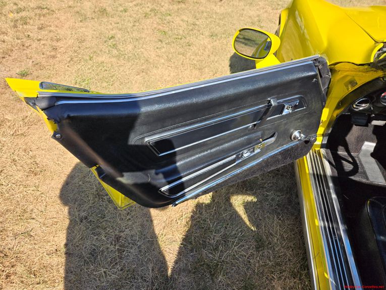 Chevrolet-Corvette-1977-Yellow-Black-39