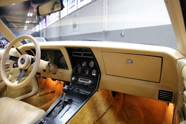 Chevrolet-Corvette-1980-Coupe-8