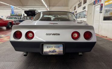 Chevrolet-Corvette-1981-Coupe-13